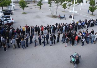 Πανικός για ένα «μαγικό» χαρτάκι… (PICS)