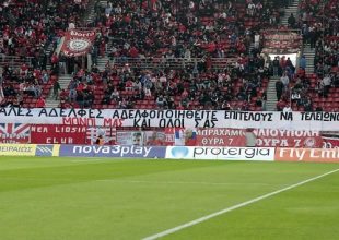 Πανό κατά της ΑΕΚ στο Καραϊσκάκης