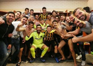 Έξαλλα πανηγύρια στα αποδυτήρια και ΦΕΡΕ ΜΑΣ ΤΟ ΚΥΠΕΛΛΟ