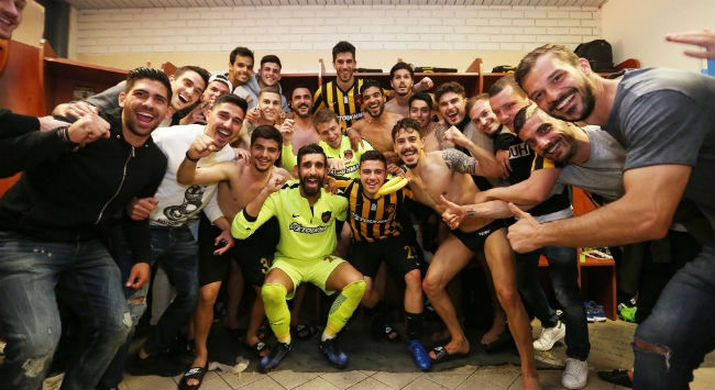 Έξαλλα πανηγύρια στα αποδυτήρια και ΦΕΡΕ ΜΑΣ ΤΟ ΚΥΠΕΛΛΟ