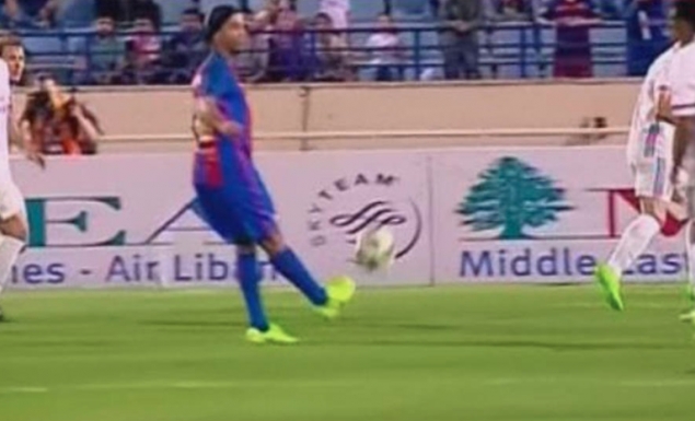 Απίστευτη ασίστ Ροναλντίνιο στα 37 του! (vids)