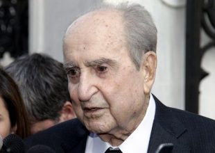 Σε λαϊκό προσκύνημα η σορός του Κωνσταντίνου Μητσοτάκη