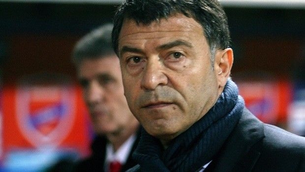 Ο Λεμονής περιμένει στο ακουστικό του τον Ολυμπιακό