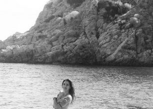 Topless στην παραλία η Μαρία Ελένη Λυκουρέζου