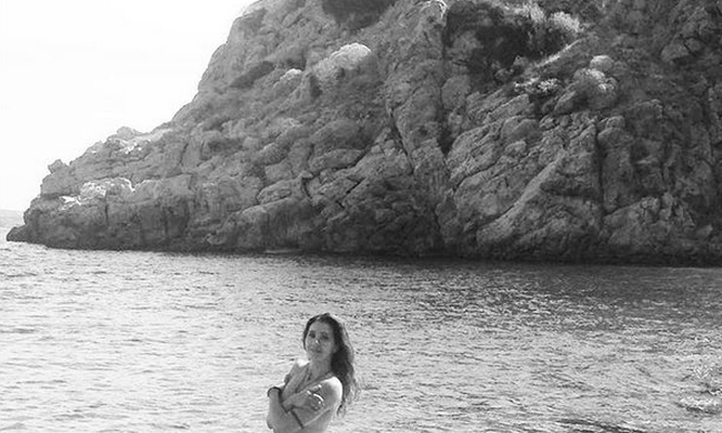 Topless στην παραλία η Μαρία Ελένη Λυκουρέζου