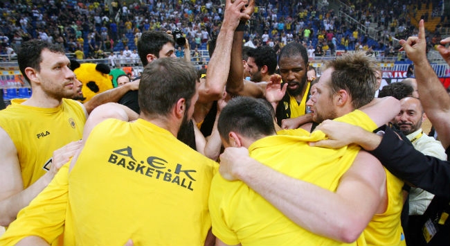 Ξέφρενα πανηγύρια με το τέλος του αγώνα! (ΦΩΤΟ)