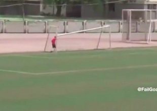 Σούταρε απ’ το κέντρο κι έσπασε το οριζόντιο δοκάρι!