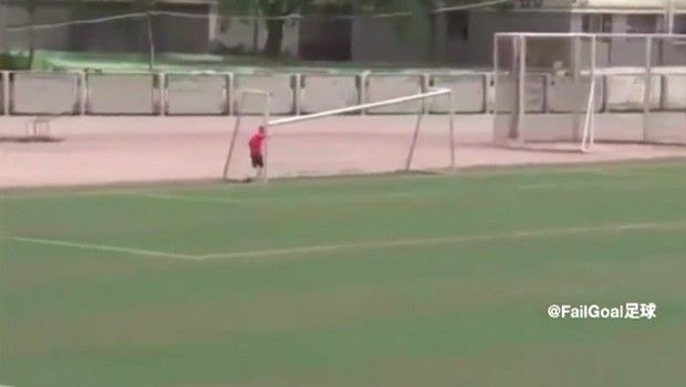 Σούταρε απ’ το κέντρο κι έσπασε το οριζόντιο δοκάρι!