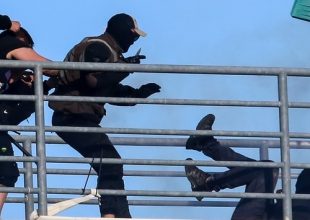 Το δολοφονικό χτύπημα με μαχαίρι από οπαδό του ΠΑΟΚ στην πεζογέφυρα (vid)