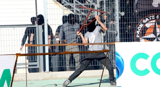 Αφόρητη η κατάσταση στα αποδυτήρια λόγω δακρυγόνων