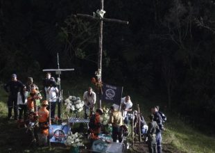 Οι επιζώντες της Σαπεκοένσε επέστρεψαν στο σημείο της συντριβής (video)