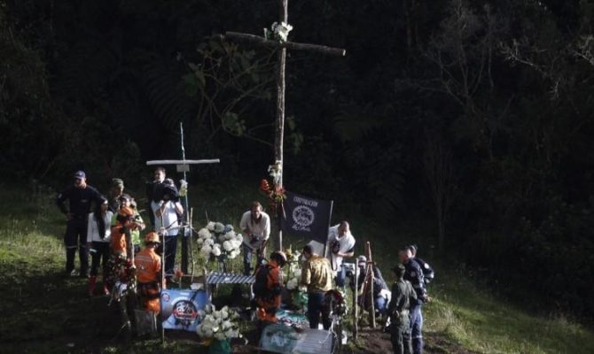 Οι επιζώντες της Σαπεκοένσε επέστρεψαν στο σημείο της συντριβής (video) Οι επιζώντες της Σαπεκοένσε επέστρεψαν στο σημείο της συντριβής (video)