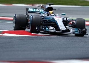 Νίκη στρατηγικής από Hamilton