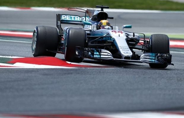 Νίκη στρατηγικής από Hamilton