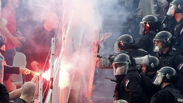 Επεισόδια μεταξύ οπαδών Παρτίζαν και Ερυθρού Αστέρα Επεισόδια μεταξύ οπαδών Παρτίζαν και Ερυθρού Αστέρα