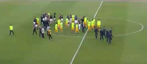 Οι δύο ομάδες μαζί στον αγωνιστικό χώρο (vids)