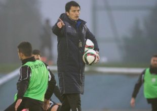 Η στιγμή που ο οπαδός του Παναθηναϊκού πετάει το κουτάκι μπύρας στον Ίβιτς (pics)