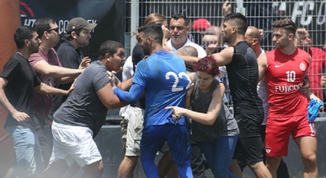 «Ζούγκλα» στην προπόνηση της Χάποελ: Ξύλο μεταξύ παικτών και οπαδών! «Ζούγκλα» στην προπόνηση της Χάποελ: Ξύλο μεταξύ παικτών και οπαδών!