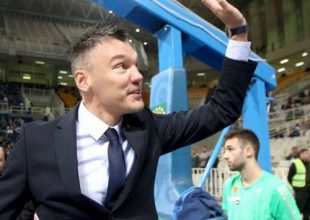 Ο Σάρας μοίρασε “χυλόπιτες”