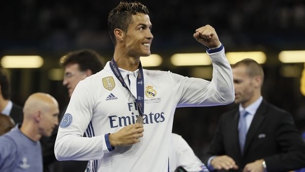 Δεν θα το πιστεύετε πως κουρεύτηκε ο Ρονάλντο! (ΦΩΤΟ) Δεν θα το πιστεύετε πως κουρεύτηκε ο Ρονάλντο! (ΦΩΤΟ)