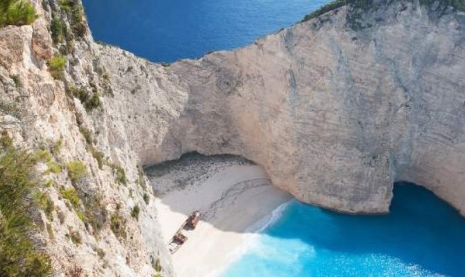 Προσπαθώντας να βγάλει selfie έπεσε η 22χρονη στο Ναυάγιο Προσπαθώντας να βγάλει selfie έπεσε η 22χρονη στο Ναυάγιο