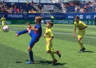 Σκόραρε πίσω από το κέντρο πιτσιρικάς της Μπαρτσελόνα