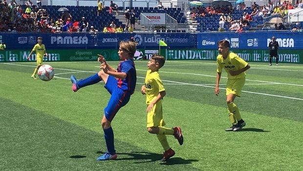 Σκόραρε πίσω από το κέντρο πιτσιρικάς της Μπαρτσελόνα