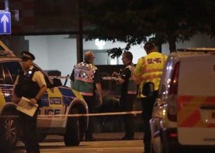 Λονδίνο: Βαν έπεσε πάνω σε πεζούς κοντά σε τζαμί. Ο κόσμος σταμάτησε τον δράστη