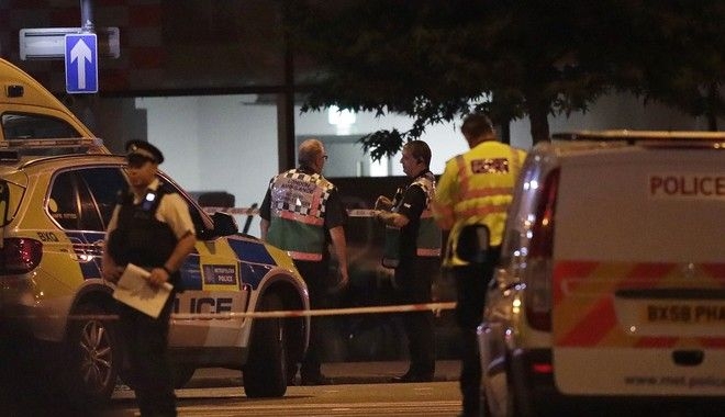 Λονδίνο: Βαν έπεσε πάνω σε πεζούς κοντά σε τζαμί. Ο κόσμος σταμάτησε τον δράστη