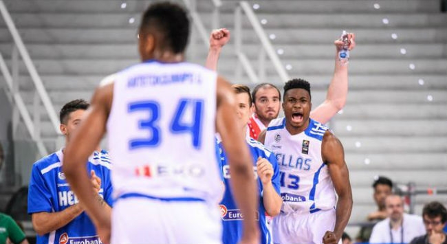 «Γελώ πολύ, γιατί μεγάλωσα στεναχωρημένος»