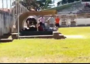 Διαιτητής έβγαλε πιστόλι σε ποδοσφαιριστή που τον χτύπησε!