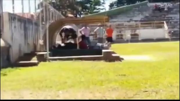 Διαιτητής έβγαλε πιστόλι σε ποδοσφαιριστή που τον χτύπησε!