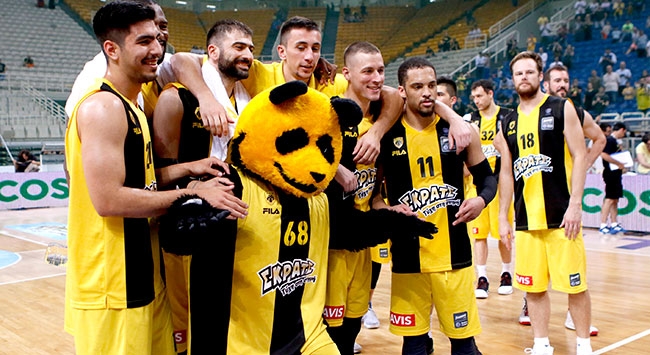 Η απονομή της Βασίλισσας! (VIDEO)