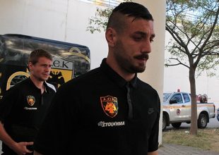 «Αντίο» της ΠΑΕ ΑΕΚ σε Αραβίδη και Βούρα!