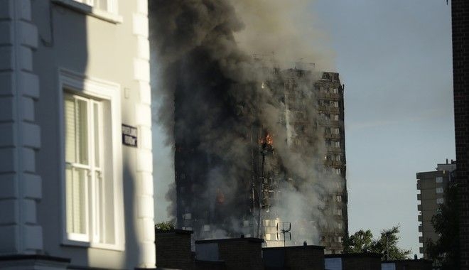 Κόλαση φωτιάς σε πολυόροφο κτίριο του Λονδίνου. Νεκροί και τραυματίες