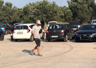 Η άφιξη των ποδοσφαιριστών στα Σπάτα (ΦΩΤΟ – BINTEO)