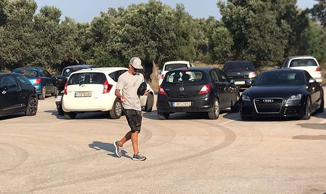 Η άφιξη των ποδοσφαιριστών στα Σπάτα (ΦΩΤΟ – BINTEO)
