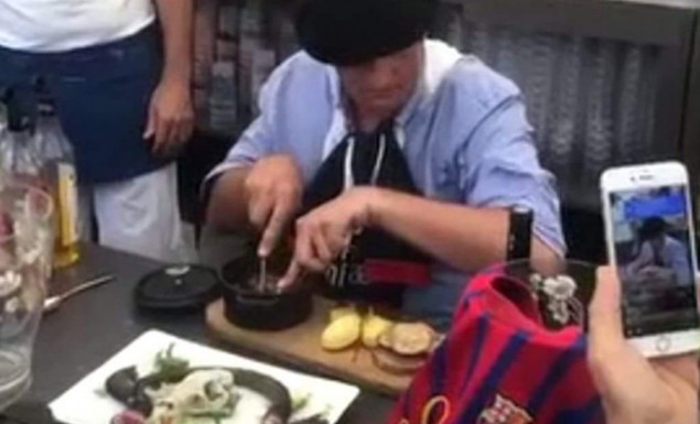 Έβαλε στοίχημα να φάει ποντίκι αν η Μπαρτσελόνα περνούσε την Παρί! Και το έφαγε! (vid)