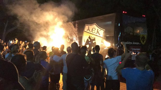 Αποθεώθηκαν οι ποδοσφαιριστές της ΑΕΚ (VIDEOS-PICS) Αποθεώθηκαν οι ποδοσφαιριστές της ΑΕΚ (VIDEOS-PICS)