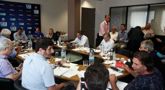 Καταψηφίστηκε η πρόταση για τους εφτά ξένους Καταψηφίστηκε η πρόταση για τους εφτά ξένους