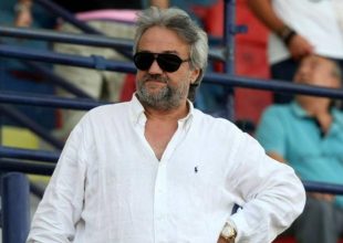 Εκτός τόπου και χρόνου ο Κομπότης: «Μάλλον ήταν… κομμένο το χέρι του Μουκουντί – Να τους χαιρόμαστε τέτοιους διαιτητές»