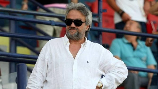 Εκτός τόπου και χρόνου ο Κομπότης: «Μάλλον ήταν… κομμένο το χέρι του Μουκουντί – Να τους χαιρόμαστε τέτοιους διαιτητές»