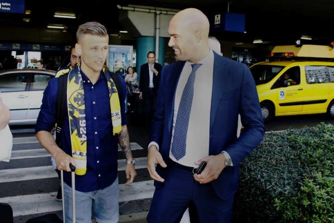 Με το ένα μάτι κλειστό ρώταγε για το γήπεδο Με το ένα μάτι κλειστό ρώταγε για το γήπεδο