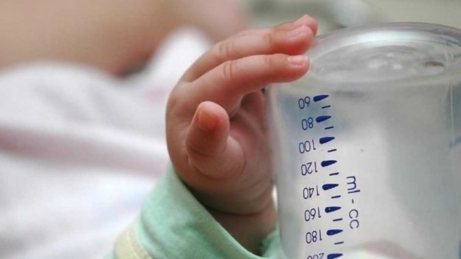 Σοκ στην Πάτρα: Χτύπησαν και έκαψαν το 7 μηνών παιδί τους