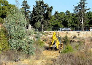 Συνεχίζεται ο καθαρισμός στο «μαγικό» οικόπεδο