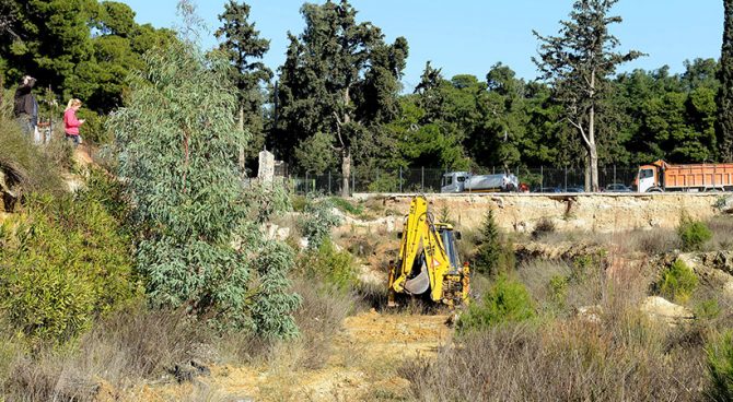 Συνεχίζεται ο καθαρισμός στο «μαγικό» οικόπεδο