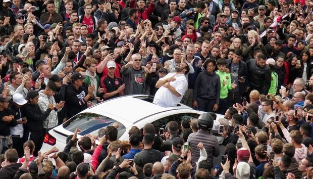Συγκλονιστικές στιγμές: Χιλιάδες φίλοι του Άγιαξ στο σπίτι του Νουρί!