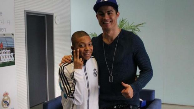 Όταν ο 14χρονος Εμπαπέ φωτογραφιζόταν με το είδωλό του – Ρονάλντο Όταν ο 14χρονος Εμπαπέ φωτογραφιζόταν με το είδωλό του – Ρονάλντο