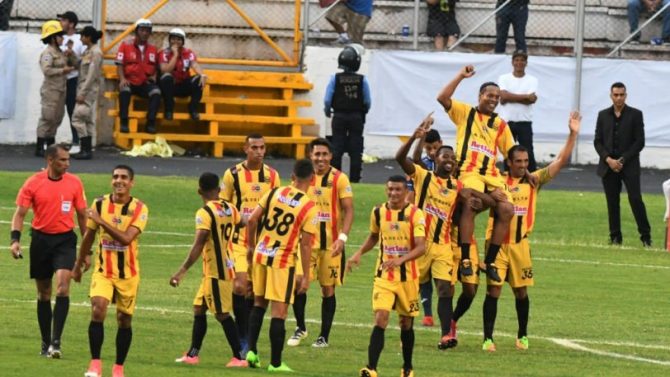 Ο Ροναλντίνιο «χάζεψε» αντιπάλους και αποθεώθηκε στην Ονδούρα (VIDEO) Ο Ροναλντίνιο «χάζεψε» αντιπάλους και αποθεώθηκε στην Ονδούρα (VIDEO)