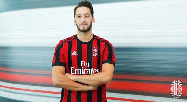 Υπέγραψε στη Μίλαν ο Τσαλχάνογλου